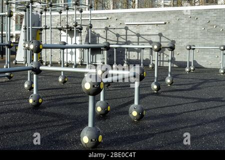 Appareils d'exercice et de conditionnement physique dans l'aire de sport publique extérieure Banque D'Images