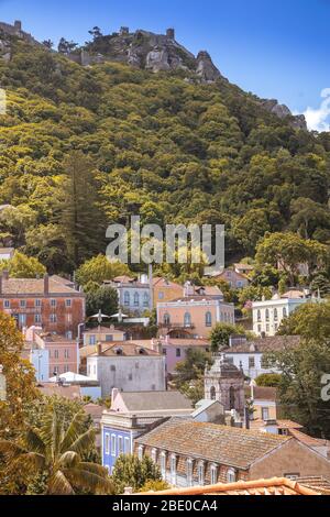 Château surplombant une vue sur la rue à Sintra près de Lisbonne Portugal Banque D'Images