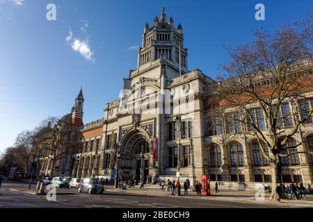 Entrée principale au Victoria and Albert Museum, Londres, Angleterre Royaume-Uni Banque D'Images