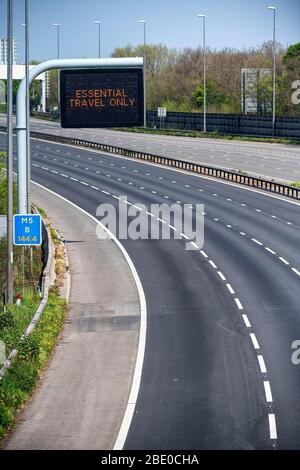 Des panneaux d'information affichant « Essential Travel Only » sur le   près de Bristol, tandis que les restrictions gouvernementales continuent d'essayer de contenir le coronavirus. Banque D'Images