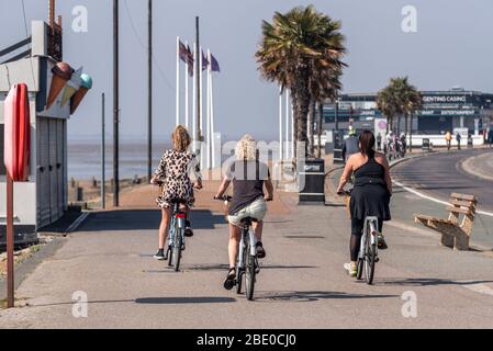 Groupe de cyclistes féminins le jour ensoleillé sur le front de mer de Southend le vendredi Saint de Pâques Bank Holiday pendant la période de verrouillage de la pandémie de Coronavirus COVID-19 Banque D'Images