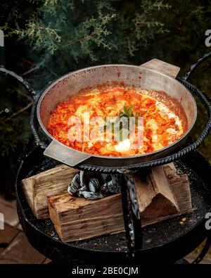 omelette aux tomates avec basilic sur le dessus Banque D'Images