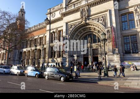 Entrée principale au Victoria and Albert Museum, Londres, Angleterre Royaume-Uni Banque D'Images