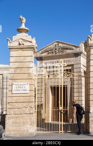 Personne regardant par les portes d'entrée, les catacombes de St Paul, Hal-Bajjada, IR-Rabat, de la période phénicienne-punique, Malte Banque D'Images