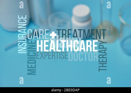 Concept de santé en ligne - ensemble de différentes expressions sur le fond de l'équipement médical. Gros plan. Banque D'Images