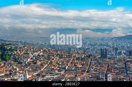 Panorama aérien de Quito City avec le centre historique de la ville en premier plan et les gratte-ciel modernes en arrière-plan, l'Équateur. Banque D'Images