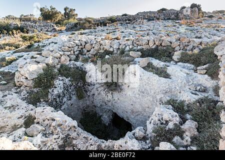 Tombe de chambre et d'arbre de coupe de roche à Misrah Ghar il-Kbir (jonction Clapham) près des falaises de Dingli à la colonie troglodyte Banque D'Images