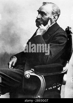 Alfred Bernhard Nobel (21 octobre 1833 - 10 décembre 1896) était chimiste et inventeur suédois. Il a étudié les explosifs comme la nitroglycérine et a découvert des moyens de les rendre plus sûrs à utiliser. En 1867, il a breveté la dynamite. Il a également produit des explosifs plus puissants, tels que la gélatine de sautage (géligule), brevetés en 1876. Ces brevets, et ses autres entreprises, lui ont rendu extrêmement riche. Quand il mourut en 1896, il s'expriça que la majeure partie de sa fortune soit utilisée pour mettre en place les Prix Nobel. Ces contributions sont accordées chaque année pour des contributions exceptionnelles en physique, chimie, physiologie ou médecine, litera Banque D'Images