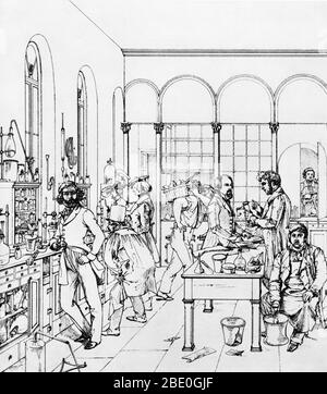 Le principal espace de travail du laboratoire de Jutus von Liebig à Giessen, Allemagne, 1842. Jutus Freiherr von Liebig (12 mai 1803 - 18 avril 1873) était un chimiste allemand qui a apporté des contributions importantes à la chimie agricole et biologique et a travaillé à l'organisation de la chimie organique. Il a conçu la méthode moderne d'enseignement orientée laboratoire et est considéré comme l'un des plus grands professeurs de chimie de tous les temps. Il est connu comme le « père de l'industrie des engrais » pour sa découverte de l'azote comme un élément nutritif essentiel de la plante, et sa formulation de la loi du minimum qui décrit l'efficacité Banque D'Images