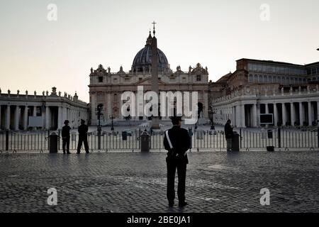 Roma, Roma, Italie. 10 avril 2020. La semaine Sainte à Rome au moment de l'éclosion de Coronavirus.le Pape François participe à la via Crucis (chemin de la Croix) Sur la Piazza San Pietro pour la première fois sans fidèles en raison de l'épidémie de Coronavirus. Le gouvernement italien a adopté la mesure d'un lock-out national en fermant toutes les activités, à l'exception des services essentiels dans une tentative de lutte contre le Coronavirus. Crédit: Matteo Trevisan/ZUMA Wire/Alay Live News Banque D'Images