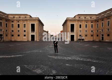 Roma, Roma, Italie. 10 avril 2020. La semaine Sainte à Rome au moment de l'éclosion de Coronavirus.le Pape François participe à la via Crucis (chemin de la Croix) Sur la Piazza San Pietro pour la première fois sans fidèles en raison de l'épidémie de Coronavirus. Le gouvernement italien a adopté la mesure d'un lock-out national en fermant toutes les activités, à l'exception des services essentiels dans une tentative de lutte contre le Coronavirus. Crédit: Matteo Trevisan/ZUMA Wire/Alay Live News Banque D'Images