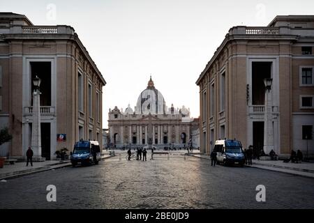 Roma, Roma, Italie. 10 avril 2020. La semaine Sainte à Rome au moment de l'éclosion de Coronavirus.le Pape François participe à la via Crucis (chemin de la Croix) Sur la Piazza San Pietro pour la première fois sans fidèles en raison de l'épidémie de Coronavirus. Le gouvernement italien a adopté la mesure d'un lock-out national en fermant toutes les activités, à l'exception des services essentiels dans une tentative de lutte contre le Coronavirus. Crédit: Matteo Trevisan/ZUMA Wire/Alay Live News Banque D'Images