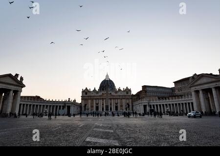 Roma, Roma, Italie. 10 avril 2020. La semaine Sainte à Rome au moment de l'éclosion de Coronavirus.le Pape François participe à la via Crucis (chemin de la Croix) Sur la Piazza San Pietro pour la première fois sans fidèles en raison de l'épidémie de Coronavirus. Le gouvernement italien a adopté la mesure d'un lock-out national en fermant toutes les activités, à l'exception des services essentiels dans une tentative de lutte contre le Coronavirus. Crédit: Matteo Trevisan/ZUMA Wire/Alay Live News Banque D'Images
