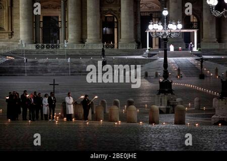 Roma, Roma, Italie. 10 avril 2020. La semaine Sainte à Rome au moment de l'éclosion de Coronavirus.le Pape François participe à la via Crucis (chemin de la Croix) Sur la Piazza San Pietro pour la première fois sans fidèles en raison de l'épidémie de Coronavirus. Le gouvernement italien a adopté la mesure d'un lock-out national en fermant toutes les activités, à l'exception des services essentiels dans une tentative de lutte contre le Coronavirus. Crédit: Matteo Trevisan/ZUMA Wire/Alay Live News Banque D'Images
