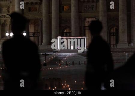 Roma, Roma, Italie. 10 avril 2020. La semaine Sainte à Rome au moment de l'éclosion de Coronavirus.le Pape François participe à la via Crucis (chemin de la Croix) Sur la Piazza San Pietro pour la première fois sans fidèles en raison de l'épidémie de Coronavirus. Le gouvernement italien a adopté la mesure d'un lock-out national en fermant toutes les activités, à l'exception des services essentiels dans une tentative de lutte contre le Coronavirus. Crédit: Matteo Trevisan/ZUMA Wire/Alay Live News Banque D'Images