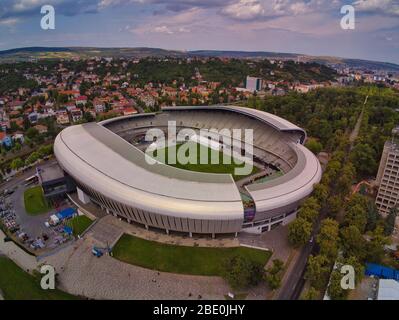 Photo aérienne de Untold 2019 stage-Cluj Arena Stadium travail en cours.équipes de travailleurs assemblent des pièces de la gigantesque scène du plus grand festival Banque D'Images