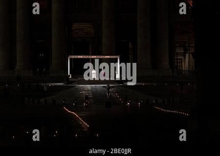 Roma, Roma, Italie. 10 avril 2020. La semaine Sainte à Rome au moment de l'éclosion de Coronavirus.le Pape François participe à la via Crucis (chemin de la Croix) Sur la Piazza San Pietro pour la première fois sans fidèles en raison de l'épidémie de Coronavirus. Le gouvernement italien a adopté la mesure d'un lock-out national en fermant toutes les activités, à l'exception des services essentiels dans une tentative de lutte contre le Coronavirus. Crédit: Matteo Trevisan/ZUMA Wire/Alay Live News Banque D'Images
