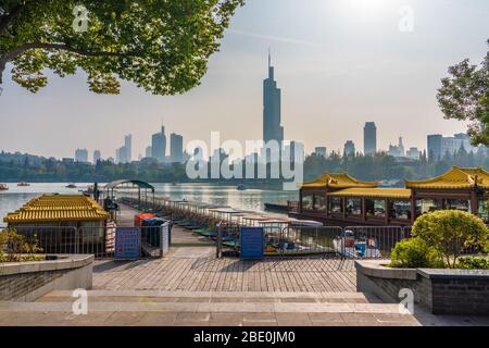 NANJING, CHINE - NOVEMBRE 09: Vue sur le lac de Xuanwu, une destination de voyage célèbre le 09 novembre 2019 à Nanjing Banque D'Images