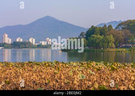 NANJING, CHINE - 9 NOVEMBRE : vue panoramique sur le lac de Xuanwu, une destination de voyage populaire le 09 novembre 2019 à Nanjing Banque D'Images