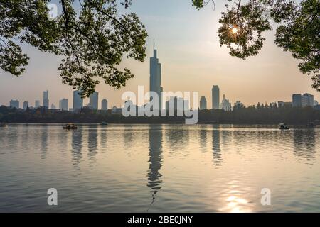 NANJING, CHINE - 9 NOVEMBRE : vue panoramique sur le lac de Xuanwu, une destination de voyage célèbre le 09 novembre 2019 à Nanjing Banque D'Images