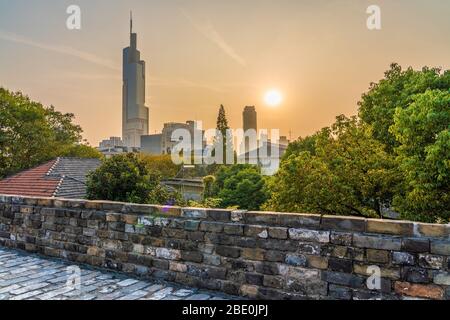 NANJING, CHINE - 9 NOVEMBRE : C'est le mur de Nanjing, ville ancienne avec vue sur la tour ZIfeng au coucher du soleil le 09 novembre 2019 à Nanjing Banque D'Images