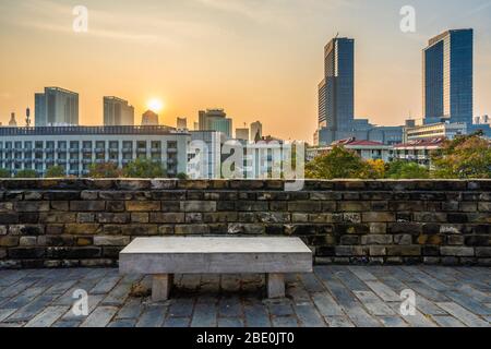 NANJING, CHINE - 9 NOVEMBRE : vue sur le mur de la ville antique de Nanjing et les bâtiments du centre ville au coucher du soleil le 09 novembre 2019 à Nanjin Banque D'Images