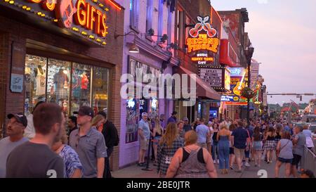 The second Fiddle Honky Tonk Bar à Nashville Broadway - NASHVILLE, ÉTATS-UNIS - 17 JUIN 2019 Banque D'Images