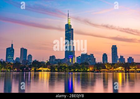 NANJING, CHINE - 9 NOVEMBRE : vue en soirée sur la Tour Zifeng et les bâtiments du centre-ville depuis le lac Xuanwu le 09 novembre 2019 à Nanjing Banque D'Images