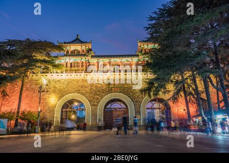 NANJING, CHINE - 9 NOVEMBRE : vue nocturne sur la porte du mur de Nanjing City et l'entrée du lac Xuanwu le 09 novembre 2019 à Nanjin Banque D'Images