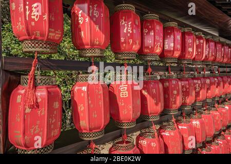 NANJING, CHINE - 10 NOVEMBRE : lanternes chinoises traditionnelles au temple bouddhiste Niushoushan le 10 novembre 2019 à Nanjing Banque D'Images