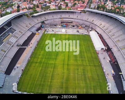 Photo aérienne de Untold 2019 stage-Cluj Arena Stadium travail en cours.équipes de travailleurs assemblent des pièces de la gigantesque scène du plus grand festival Banque D'Images