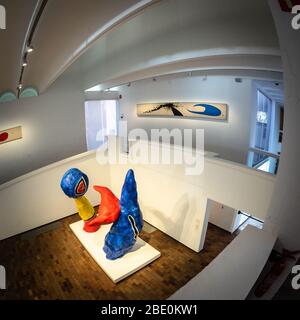 Œuvres d'art 'paire d'amoureux jouant avec des fleurs d'amande. Modèle pour un groupe sculptural au sein de la Fundacio Joan Miro, Barcelone, Espagne. Banque D'Images