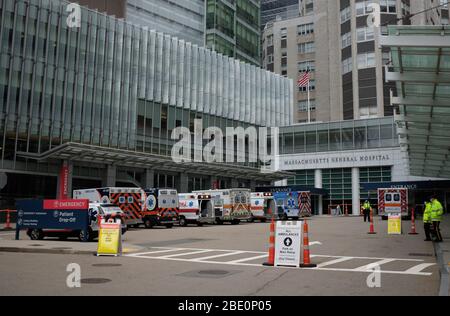 Boston, Massachusetts, États-Unis. 10 avril 2020. L'hôpital général du Massachusetts a connu un afflux important de patients en situation d'urgence en raison du virus Corona COVID-19. Ambulances et patients déchargés de l'EMT, avec un manque d'équipement de protection. Crédit: Allison Dinner/ZUMA Wire/Alay Live News Banque D'Images