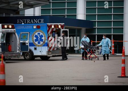 Boston, Massachusetts, États-Unis. 10 avril 2020. L'hôpital général du Massachusetts a connu un afflux important de patients en situation d'urgence en raison du virus Corona COVID-19. Ambulances et patients déchargés de l'EMT, avec un manque d'équipement de protection. Les paramédicaux et les EMT amènent les patients dans la salle d'urgence. Crédit: Allison Dinner/ZUMA Wire/Alay Live News Banque D'Images