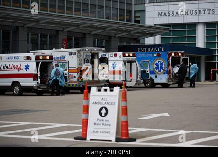 Boston, Massachusetts, États-Unis. 10 avril 2020. L'hôpital général du Massachusetts a connu un afflux important de patients en situation d'urgence en raison du virus Corona COVID-19. Ambulances et patients déchargés de l'EMT, avec un manque d'équipement de protection. Les paramédicaux et les EMT amènent les patients dans la salle d'urgence. Crédit: Allison Dinner/ZUMA Wire/Alay Live News Banque D'Images