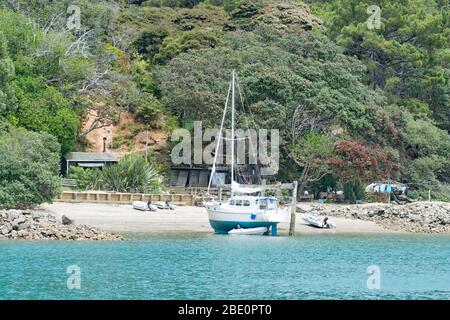 Yacht sur le Hard à Smokehouse Bay Great Barrier Island Banque D'Images