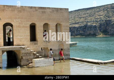 HALFETI, TURQUIE - 6 JANVIER: Les garçons du village jouant sunken village Savasan à Euphrate River à Halfeti le 06 janvier 2000 à Gaziantep, Turquie. Banque D'Images