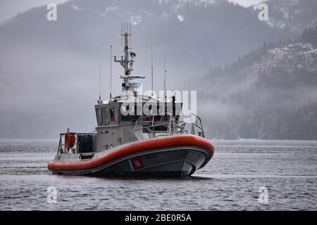 Une station de la Garde côtière Ketchikan 45 pieds intervention bateau-moyenne équipage transite Carroll Inlet pour effectuer une formation près de Ketchikan, en Alaska, le 25 février 2020. Les équipes RB-M basées en Alaska doivent rester compétentes en matière de capacités d'exploitation du navire et, par conséquent, s'entraîner régulièrement à rester prêtes à l'appel. Photo de la Garde côtière américaine par Fireman Jessica Fontenette. Banque D'Images