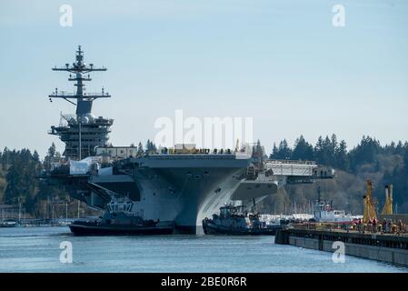 200406-N-VQ841-1072 BREMERTON, Washington (6 avril 2020) le porte-avions nucléaires de classe Nimitz USS Carl Vinson (CVN 70) sort du quai 6 de la base navale navale de Puget Sound et de l'installation d'entretien intermédiaire (PSNS & FMI). Vinson a terminé la partie sèche ancrée de son entretien programmé et complétera le reste de la disponibilité flottant pierside à Bremerton, Washington (États-Unis Photo marine par Mass Communication Specialist 3ème classe Ethan J. Soto/libéré) Banque D'Images