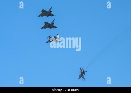 Deux Falcons de combat F-16 de la Force aérienne américaine affectés au 480ème Escadron de chasse, Bottom, et deux typhons européens allemands affectés à la tactique Air Wing 31, Norvenich Air base, Allemagne, top, volent en formation sur Spangdahlem AB, Allemagne, 7 avril 2020. Les Airmen de la 52ème aile Fighter des États-Unis s'entraînent régulièrement avec les membres de l'armée de leur pays hôte pour améliorer leur état de préparation et améliorer le partenariat entre les alliés des États-Unis et de l'OTAN. (ÉTATS-UNIS Photo de la Force aérienne par le Senior Airman Valerie R. Seelye) Banque D'Images