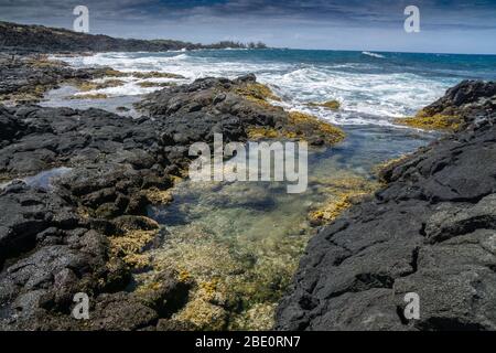 Rocky Beach en direction du sud vers Kona sur la Grande île d'Hawaï.