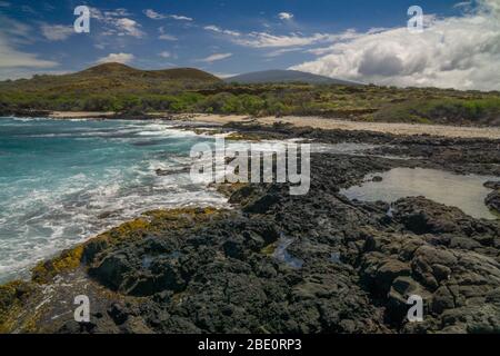 Plage vide avec piscines à marée et vagues sur la Grande île d'Hawaï. Banque D'Images