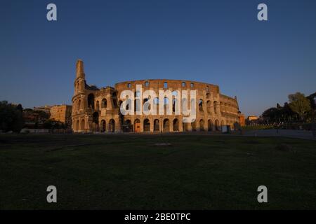 Roma, Italie. 10 avril 2020. Colisée sans peuple, en raison de la pandémie de Covid-19, où la via Crucis a été célébrée jusqu'à l'année dernière (photo de Matteo Nardone/Pacific Press) crédit: Pacific Press Agency/Alay Live News Banque D'Images
