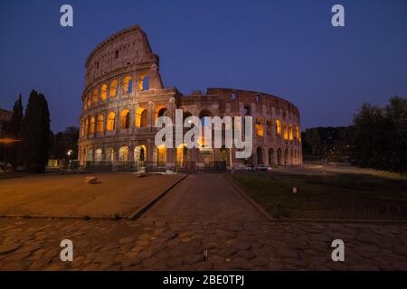 Roma, Italie. 10 avril 2020. Colisée sans peuple, en raison de la pandémie de Covid-19, où la via Crucis a été célébrée jusqu'à l'année dernière (photo de Matteo Nardone/Pacific Press) crédit: Pacific Press Agency/Alay Live News Banque D'Images