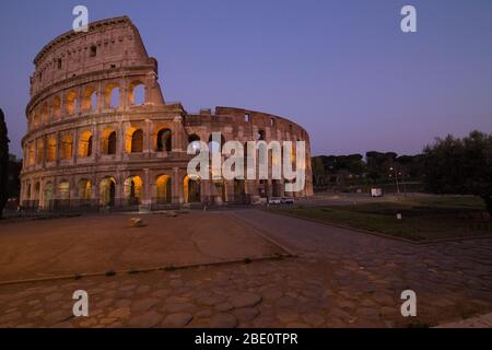 Roma, Italie. 10 avril 2020. Colisée sans peuple, en raison de la pandémie de Covid-19, où la via Crucis a été célébrée jusqu'à l'année dernière (photo de Matteo Nardone/Pacific Press) crédit: Pacific Press Agency/Alay Live News Banque D'Images