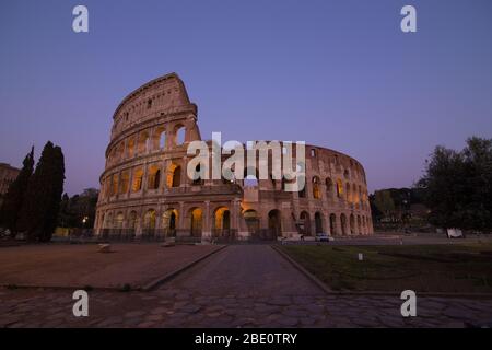 Roma, Italie. 10 avril 2020. Colisée sans peuple, en raison de la pandémie de Covid-19, où la via Crucis a été célébrée jusqu'à l'année dernière (photo de Matteo Nardone/Pacific Press) crédit: Pacific Press Agency/Alay Live News Banque D'Images