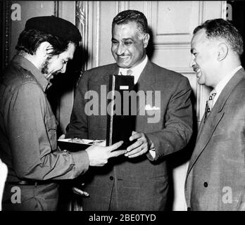 22 juin 1959 - le Caire, Egypte - le président égyptien GAMAL ABDEL NASSER (au centre), décerne le Commandant ERNESTO 'CHE' GUEVARA à l'ordre d'Al Goumbania avec un autre homme regardant. Guevara, qui a reçu son premier poste officiel à Cuba en tant qu'ambassadeur, était à la tête d'une délégation civile cubaine en Égypte. Nasser, chef des pays non alignés, a été le premier chef de l'État à accueillir un ambassadeur du régime de Castro.(image de crédit: © Keystone Press Agency/Keystone USA via ZUMAPRESS.com) Banque D'Images