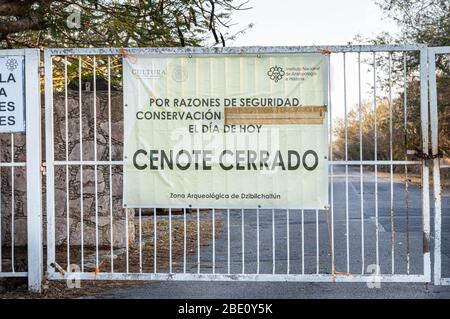 Coronavirus au Mexique. L'accès au site archéologique maya de Dzibilchaltun a fermé pendant le verrouillage. Yucatan, Mexique. Banque D'Images