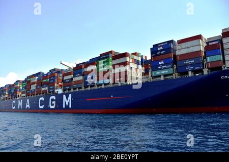 (NOTE DE L'ÉDITEUR : image d'archive) le navire à conteneurs Marco Polo CMA CGM vu à Marseille.le groupe “CMA CGM Ceva”, Qui a lancé un pont logistique aérien entre la France et la Chine pour les masques et l'équipement médical, entreprend la mise en place d'un pont maritime pour le transport d'équipements et de produits en cas d'urgence pendant la crise du coronavirus. Banque D'Images