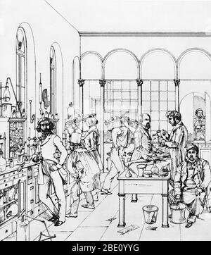 Le principal espace de travail du laboratoire de Jutus von Liebig à Giessen, Allemagne, 1842. Jutus Freiherr von Liebig (12 mai 1803 - 18 avril 1873) était un chimiste allemand qui a apporté des contributions importantes à la chimie agricole et biologique et a travaillé à l'organisation de la chimie organique. Il a conçu la méthode moderne d'enseignement orientée laboratoire et est considéré comme l'un des plus grands professeurs de chimie de tous les temps. Il est connu comme le « père de l'industrie des engrais » pour sa découverte de l'azote comme un élément nutritif essentiel de la plante, et sa formulation de la loi du minimum qui décrit l'efficacité Banque D'Images